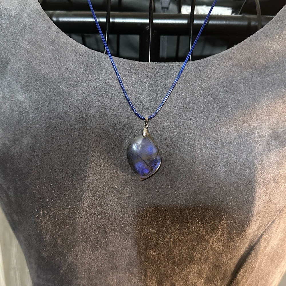 Blue Flash Labradorite Pendant Necklace - Picture 9 of 9